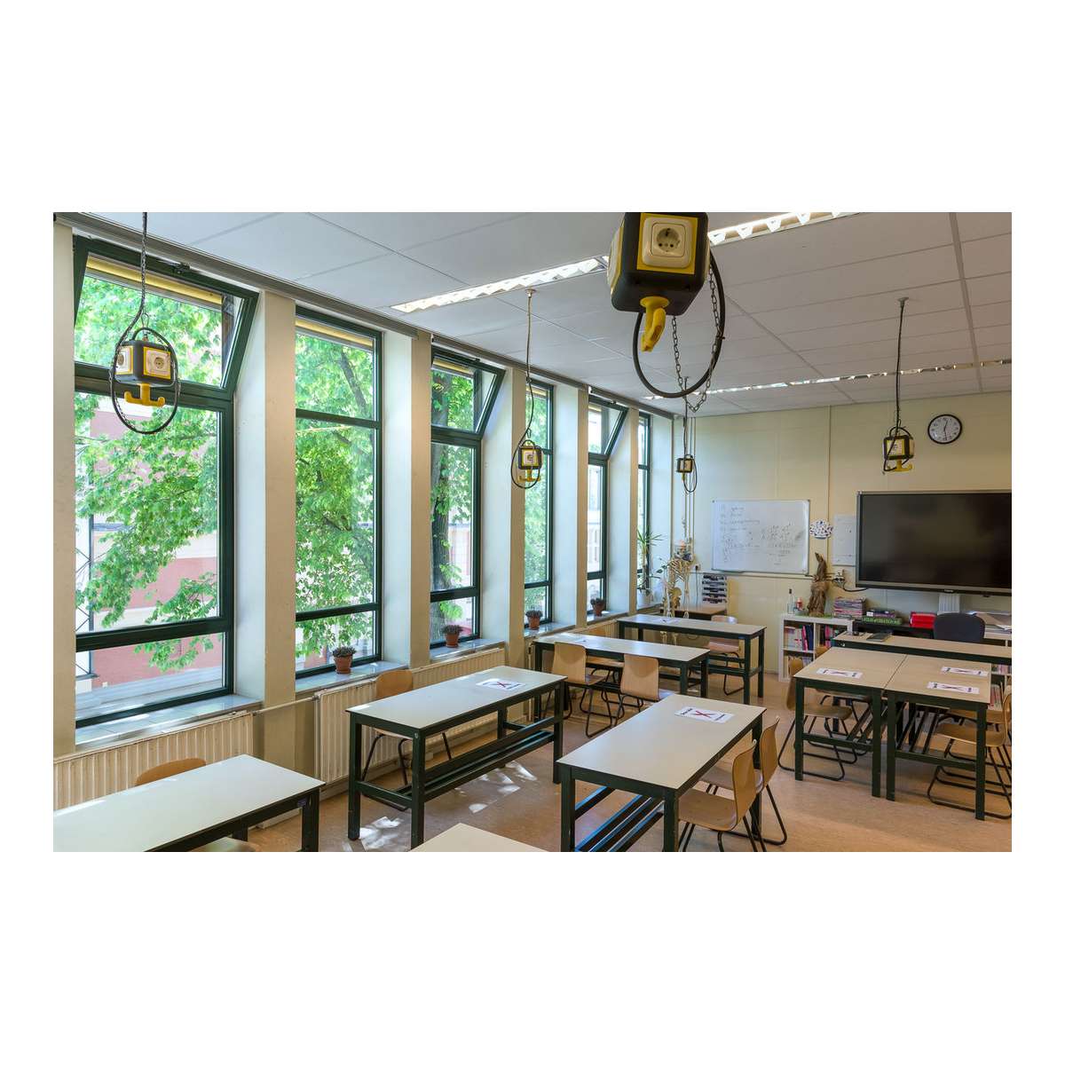 GEZE Slimchain Kettenantrieb eingebaut in einem Klassenraum