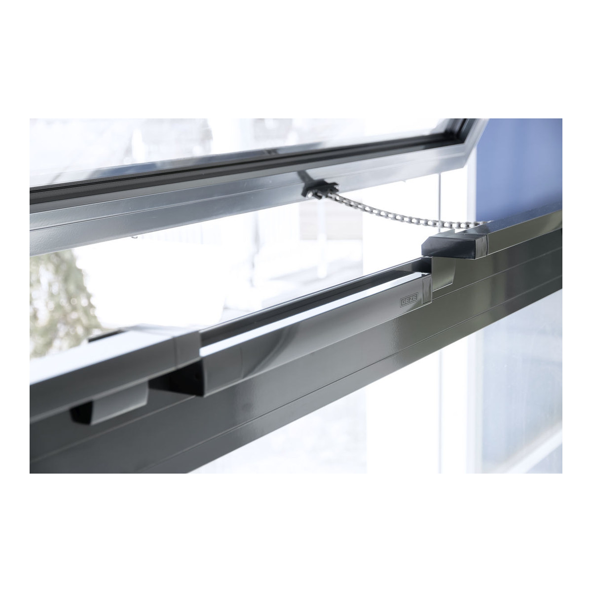 GEZE Slimchain Kettenantrieb eingebaut an einem Kippfenster, Rahmenmontage