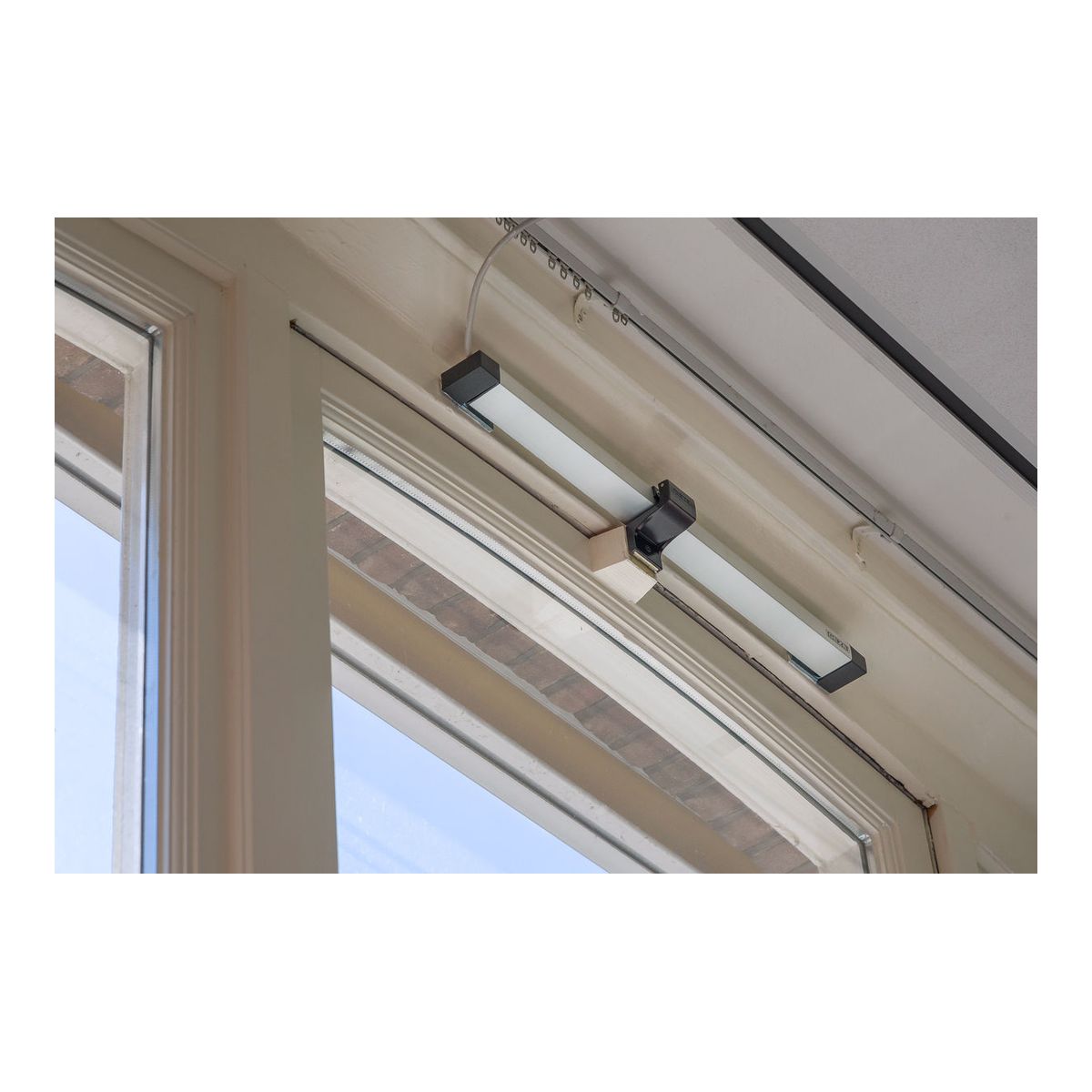 GEZE Slimchain Kettenantrieb eingebaut an einem Holzfenster
