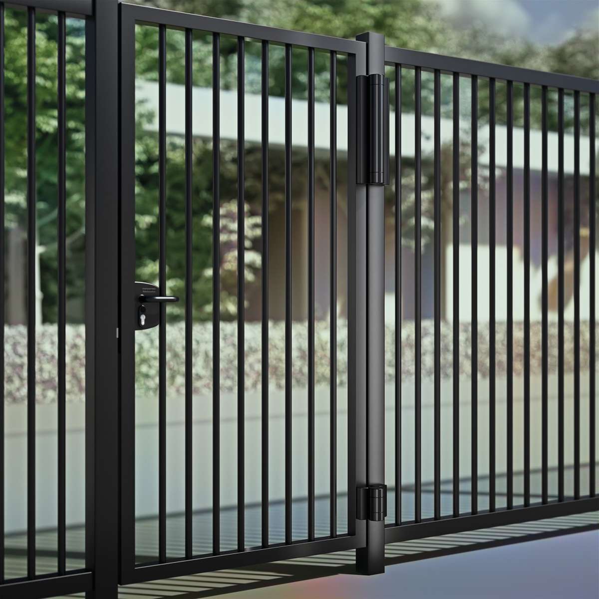 Locinox MAGNUS am Pfosten eines zweifluegeligen Drehtors montiert