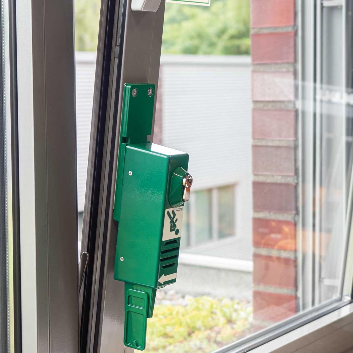 GfS Fensterwächter unterhalb des Fenstergriffs an einer Terrassentür montiert