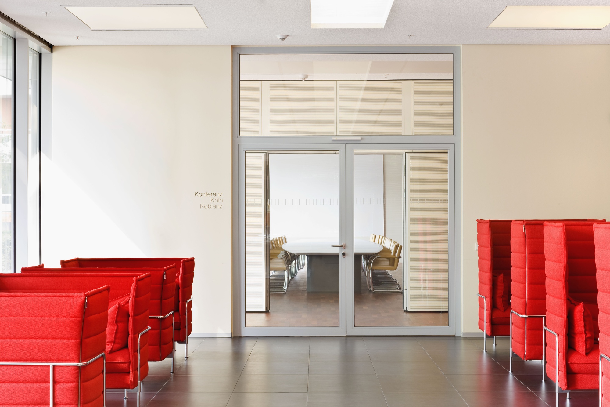 GEZE TS 5000 ISM verbaut im Rheinlandhaus Köln – zweiflügelige Glastür geschlossen