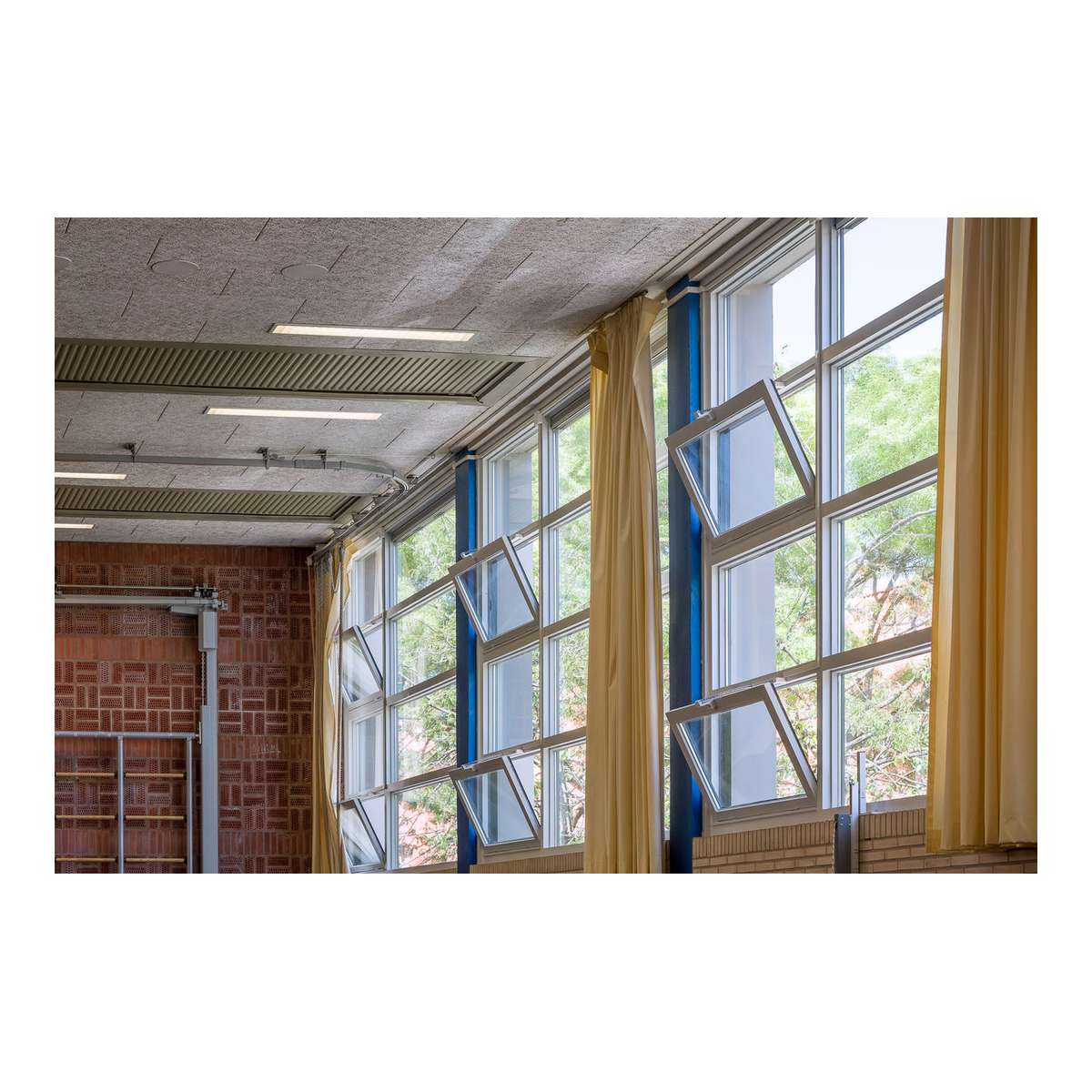 GEZE Slimchain Kettenantrieb eingebaut in einer Fensterfront