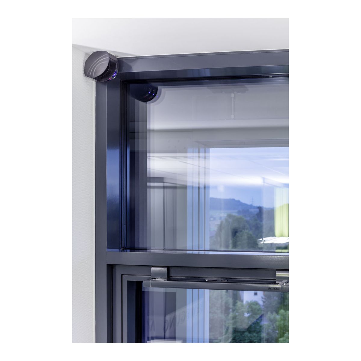 GEZE Slimchain Kettenantrieb eingebaut im Oberlicht über einer Tür