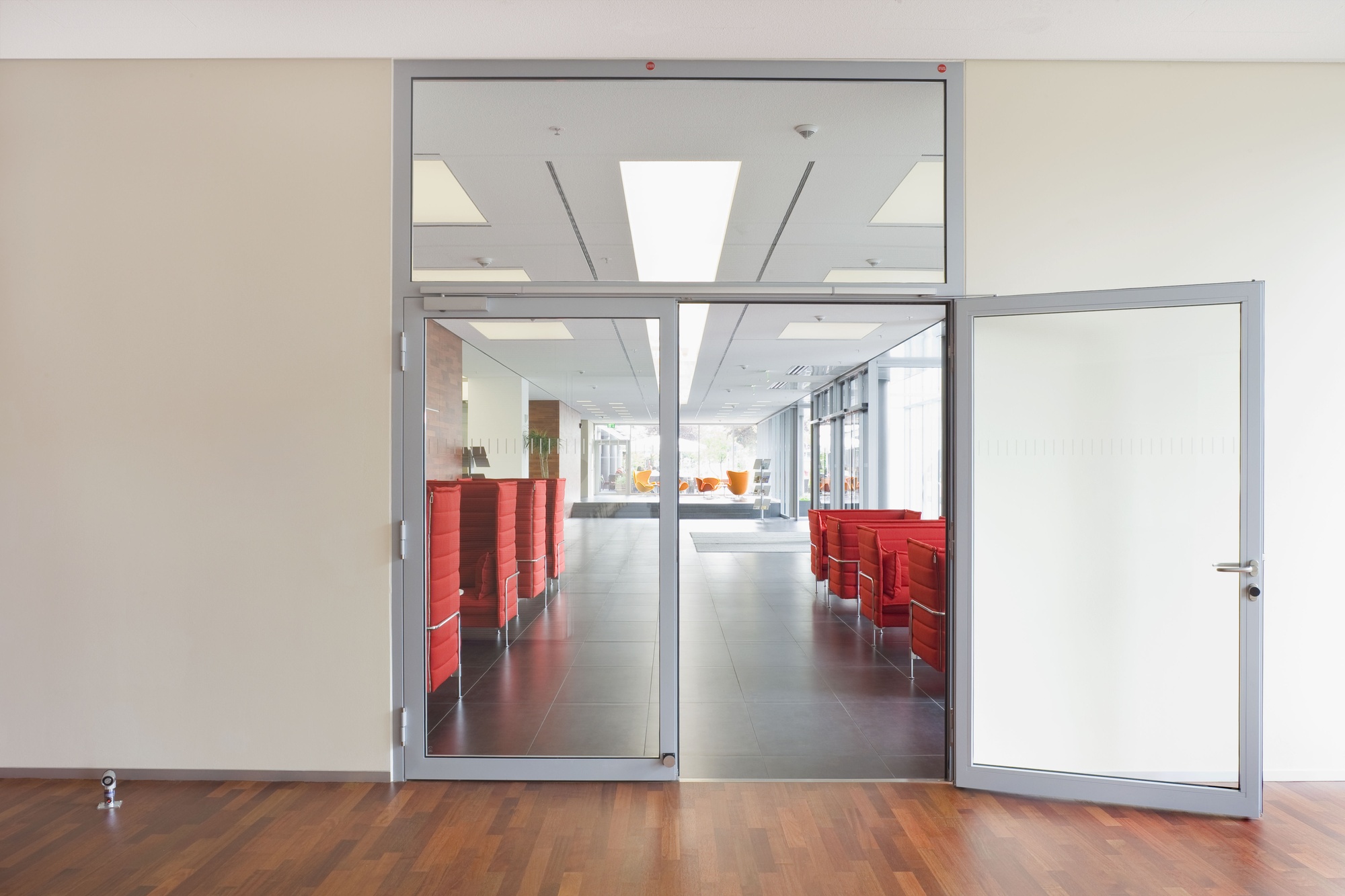 GEZE TS 5000 ISM im Rheinlandhaus Köln – Tür geöffnet, Schließfolgeregelung sichtbar