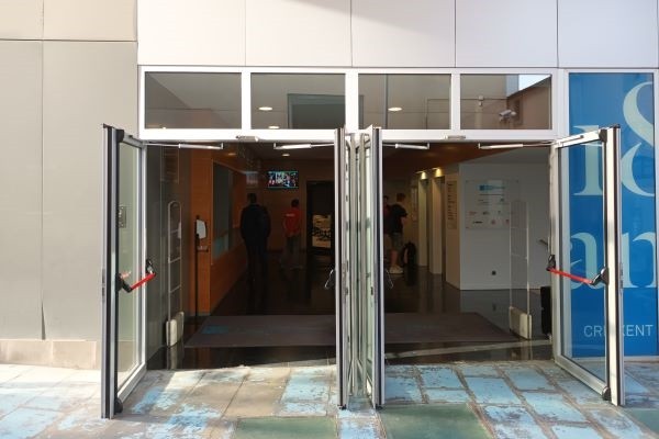 DICTATOR Türöffnungsbegrenzer montiert an Eingangstür — Anwendungsbeispiel