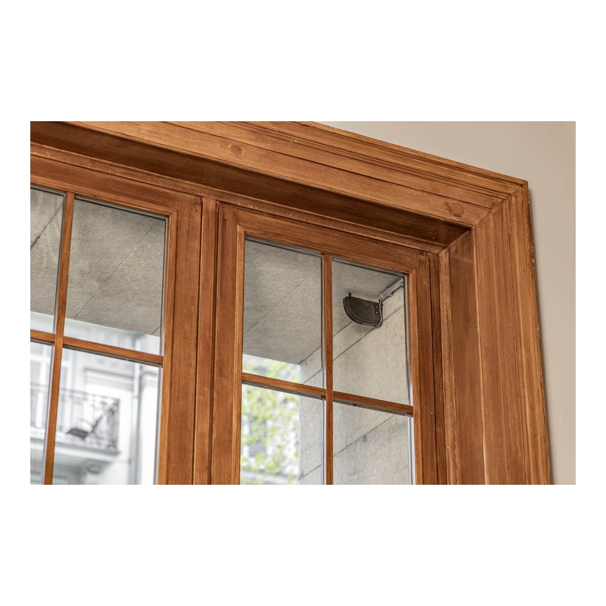 GEZE Powerchain am Holzfenster eingebaut