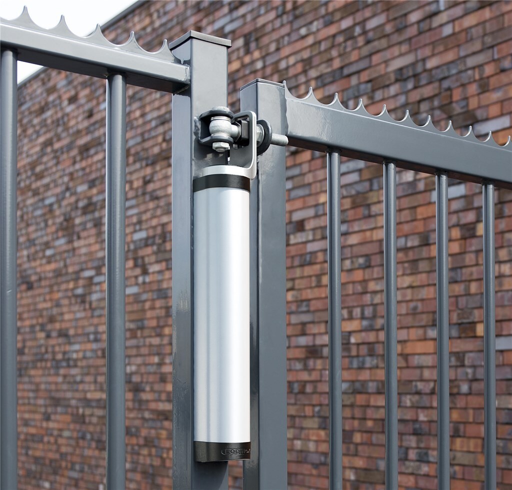 Locinox RHINO an einem Metalltor vor einer Ziegelwand montiert