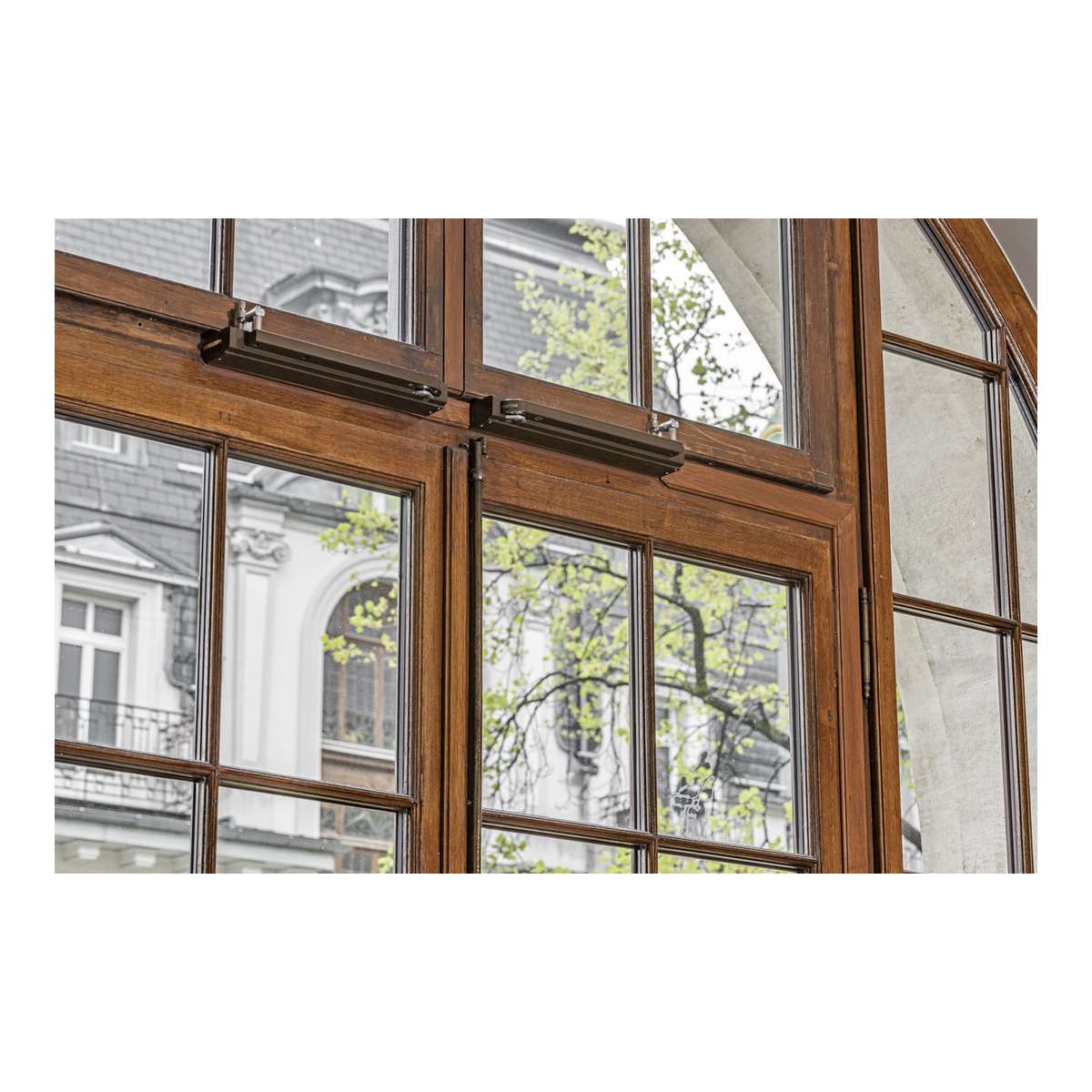GEZE Powerchain an Fensterflügeln eingebaut
