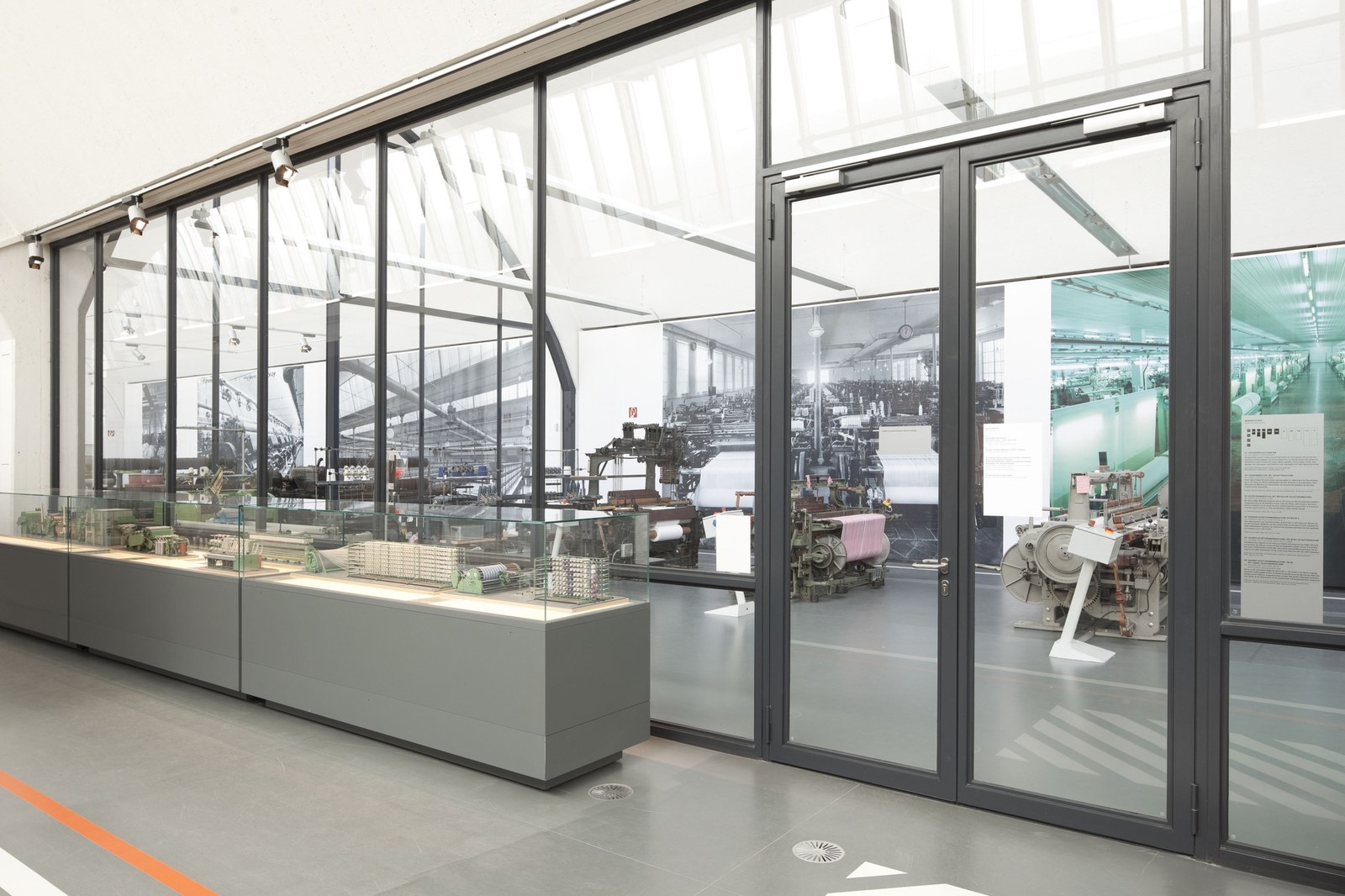GEZE TS 5000 ISM im Textilmuseum Augsburg – zweiflügelige Glastür in dunklem Rahmen